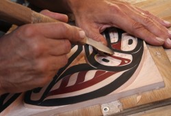 During the summer he normally starts work at 6 in the morning, carving until 7 or 8 at night.