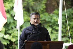 Tla-o-qui-aht First Nation Elected Chief Elmer Frank welcomes the crowd gathered at the Combers Beach trailhead in the Pacific Rim National Park Reserve to use the new multi-use pathway that connects Tofino and Ucluelet, on June 28, 2022.