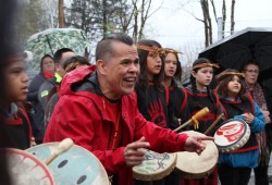 Teacher Trevor Little sings with Haahuupayak students.