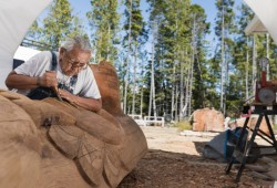  Joe David Čiinuł (Totem) Carver works near Tofino. (Melodie Charlie photo)