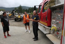 Reo Jerome of First Nations Emergency Services talks to volunteers in Nitinaht.