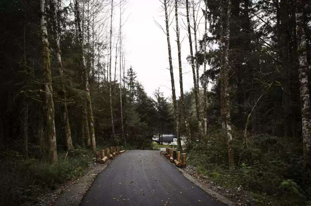 Paving is complete along the multi-use pathway, ʔapsčiik t̓ašii, on Oct. 26, 2020. (Photograph by Melissa Renwick)