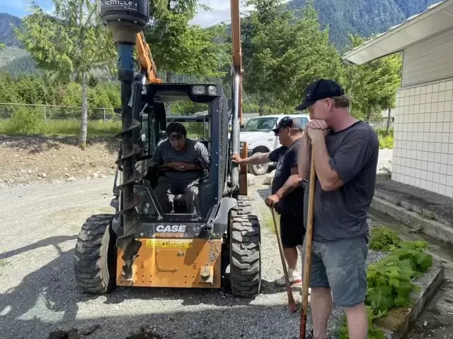  Wayne Hinchcliffe, Brian Lucas, Randy Pierce build a fence for the Mowachaht/Muchalaht community garden. (Margaretta James photo)