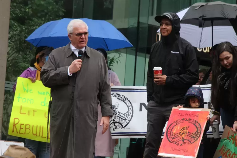 Nuchatlaht's lawyer Jack Woodward speaks with Tyee Ha'wilth Jordan Michael.