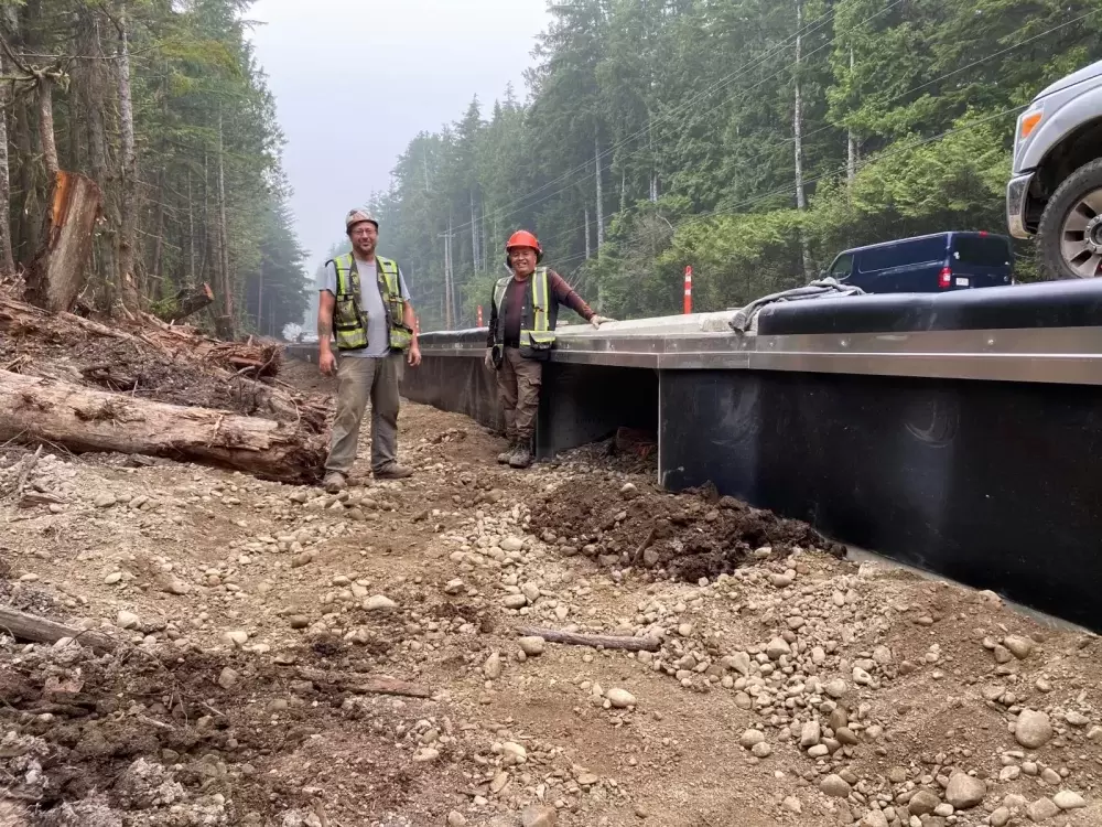 Builders at work along the trail. (Parks Canada photo)