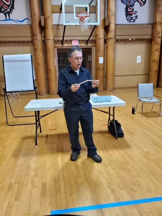 An elder teaches traditional medicine at the friendship centre. (PAFC)