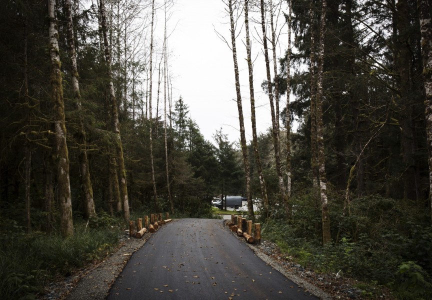 Paving is complete along the multi-use pathway, ʔapsčiik t̓ašii, on Oct. 26, 2020. (Photograph by Melissa Renwick)