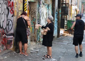 Volunteer offers bagged lunch at DTES alley